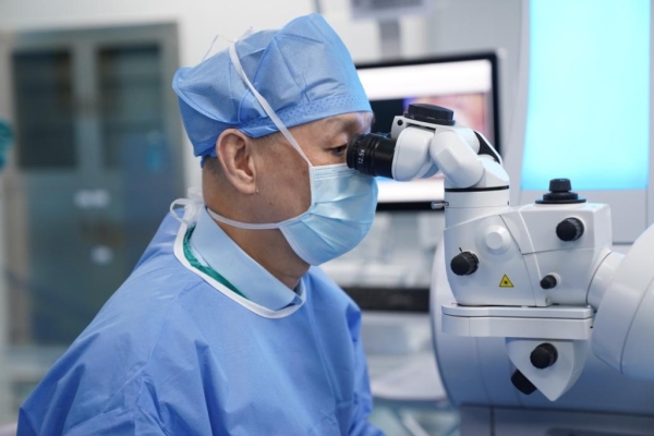 【人民日报健康客户端】爱尔眼科完成首例SMILE Pro近视手术
